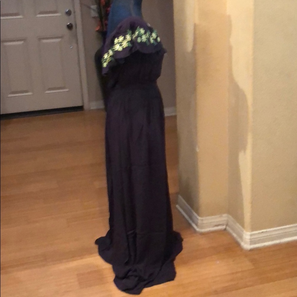 Off the shoulder embroidered design Dress - Picture 5 of 6
